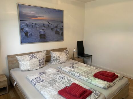 Großes Schlafzimmer mit Doppelbett