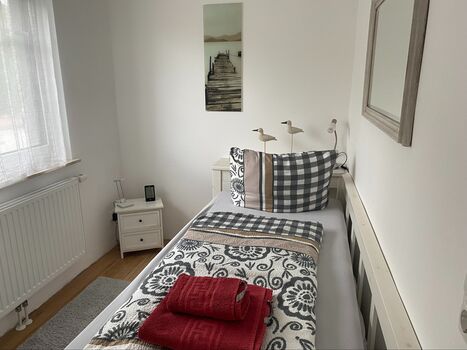 Kleines Schlafzimmer mit Bettauszugsmöglichkeit für 2 Pers. ( Zimmer dann jedoch ausgefüllt)