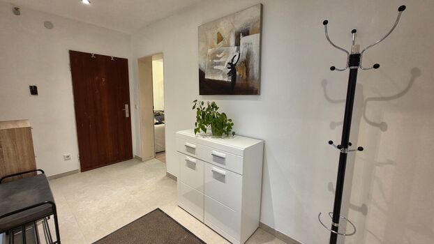 Große Wohnung für 3-7 Leute mit Balkon und extra WC + eigener Parkplatz Bild 5