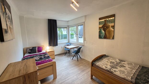 Große Wohnung für 3-7 Leute mit Balkon und extra WC + eigener Parkplatz Bild 4