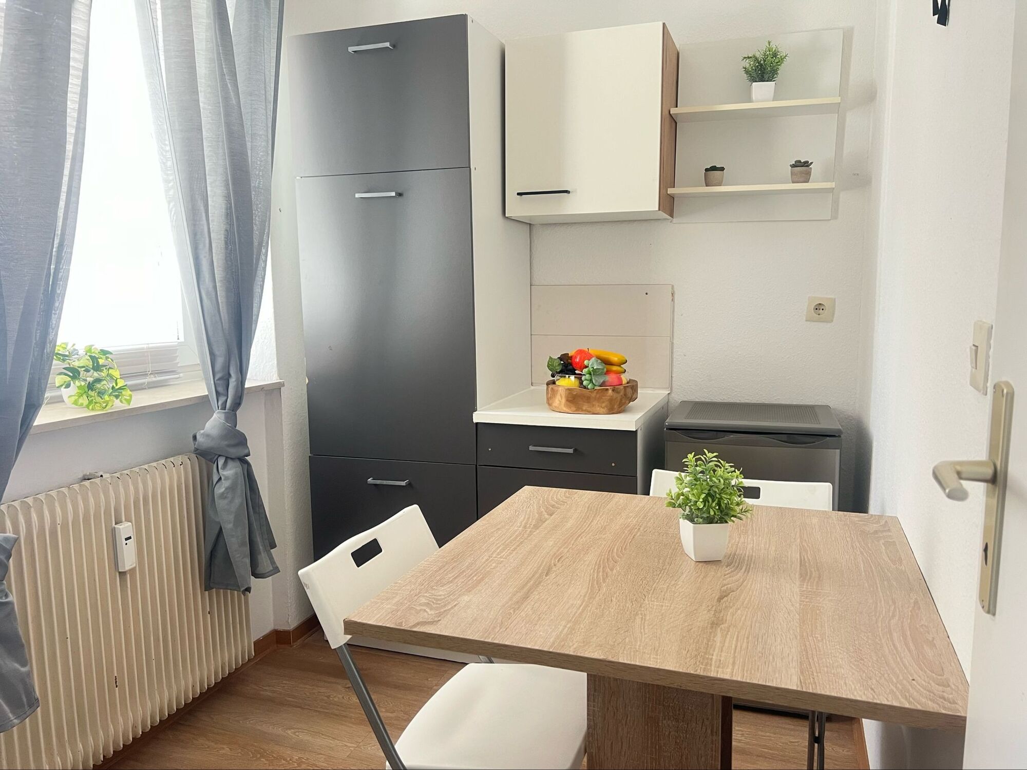 Große Küche mit Viel Stauraum mit mehreren Kühlschränken. Kaffeekanne ideal zum Auffüllen für die Thermoskanne. Mikrowelle zum schnell warm machen. Ein Ofen für besondere Mahlzeiten.