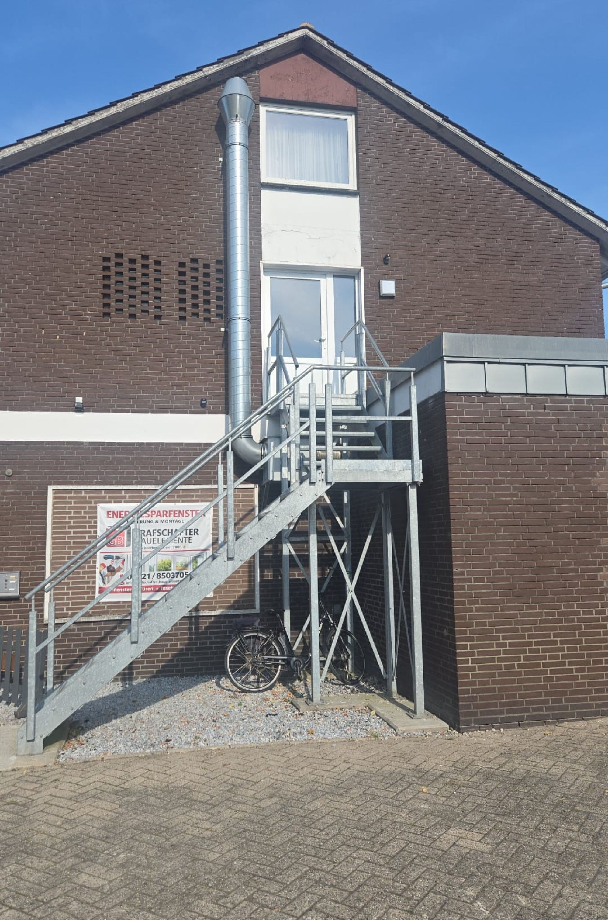 Seiteneingang links vom Haus 