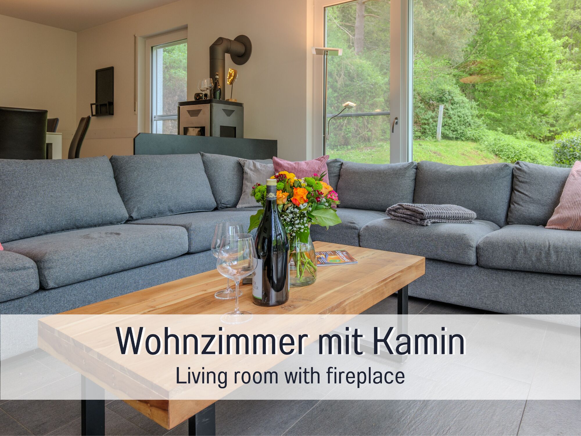 Wohnzimmer mit Kamin - Monteurzimmer in Alpirsbach