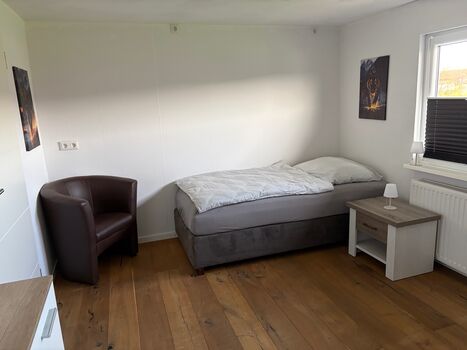 Schlafzimmer rechts 1