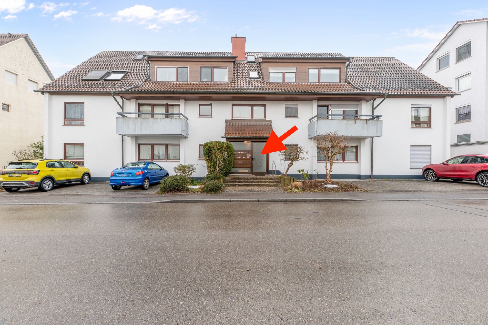 Außenansicht des Hauses mit gekennzeichnetem Hauseingang.