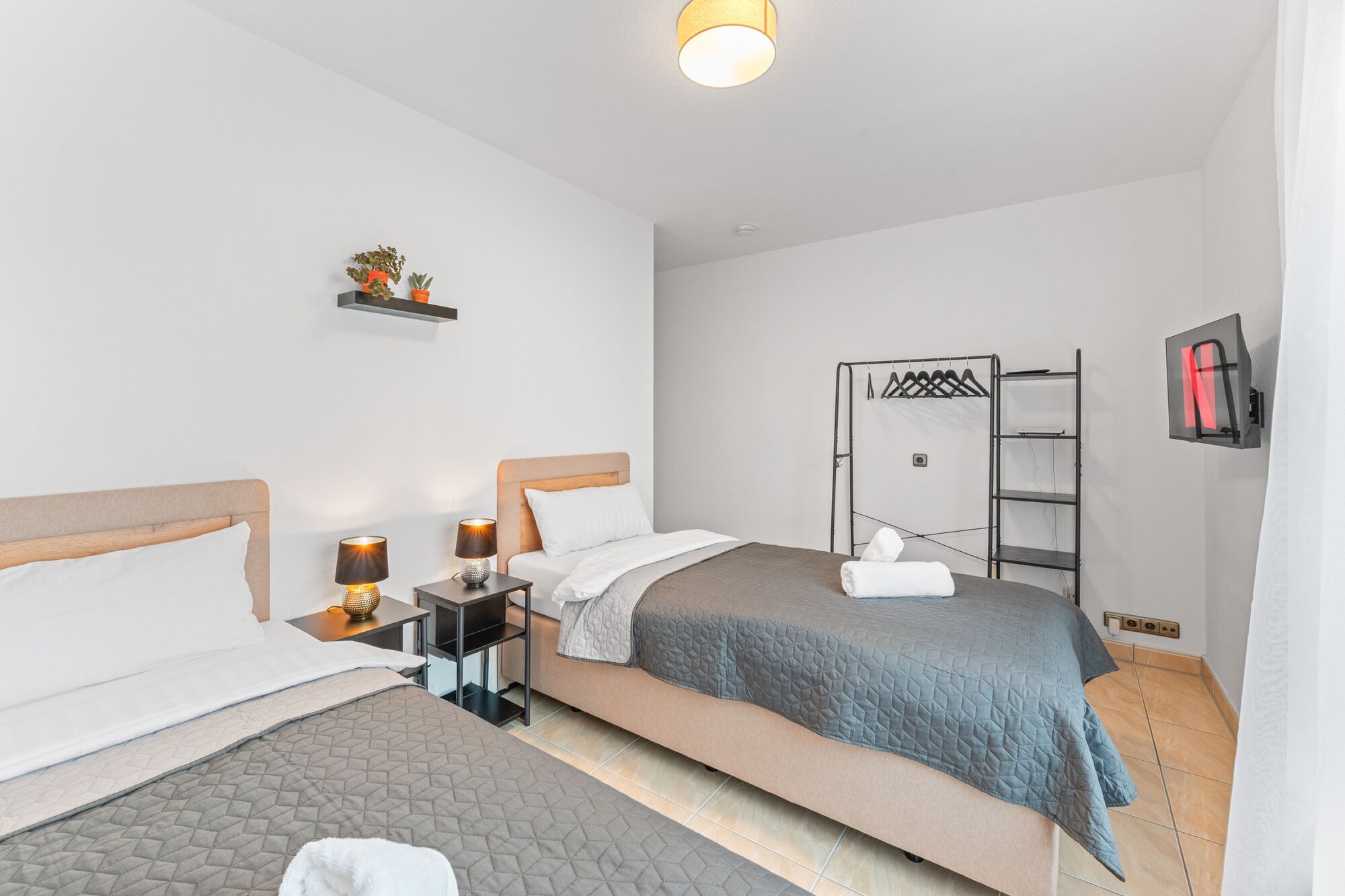 Schlafzimmer 2 mit zwei hochwertigen Boxspringbetten. Die Betten können wahlweise einzeln oder als komfortables Doppelbett gestellt werden.