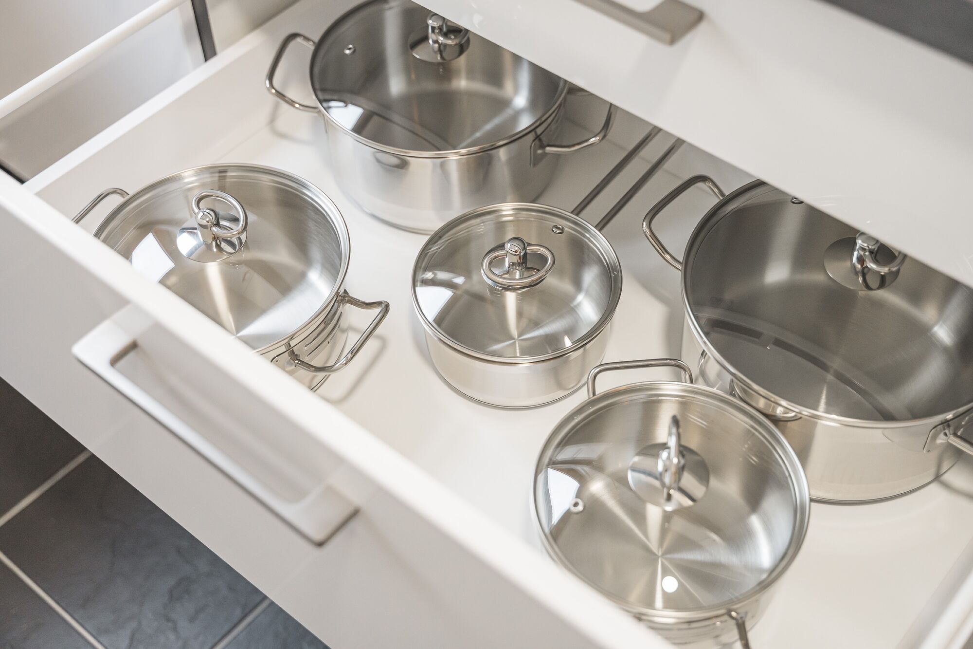 Kochgeschirr mit Töpfen und Pfannen in verschiedenen Größen.