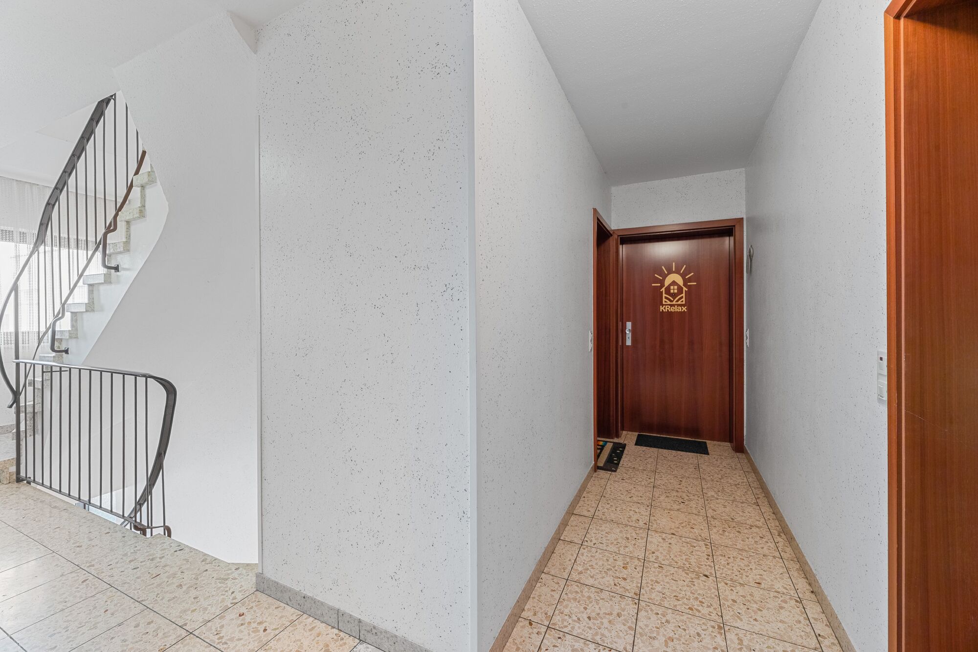 Hausflur 1. Obergeschoss und gekennzeichneter Wohnungstür.