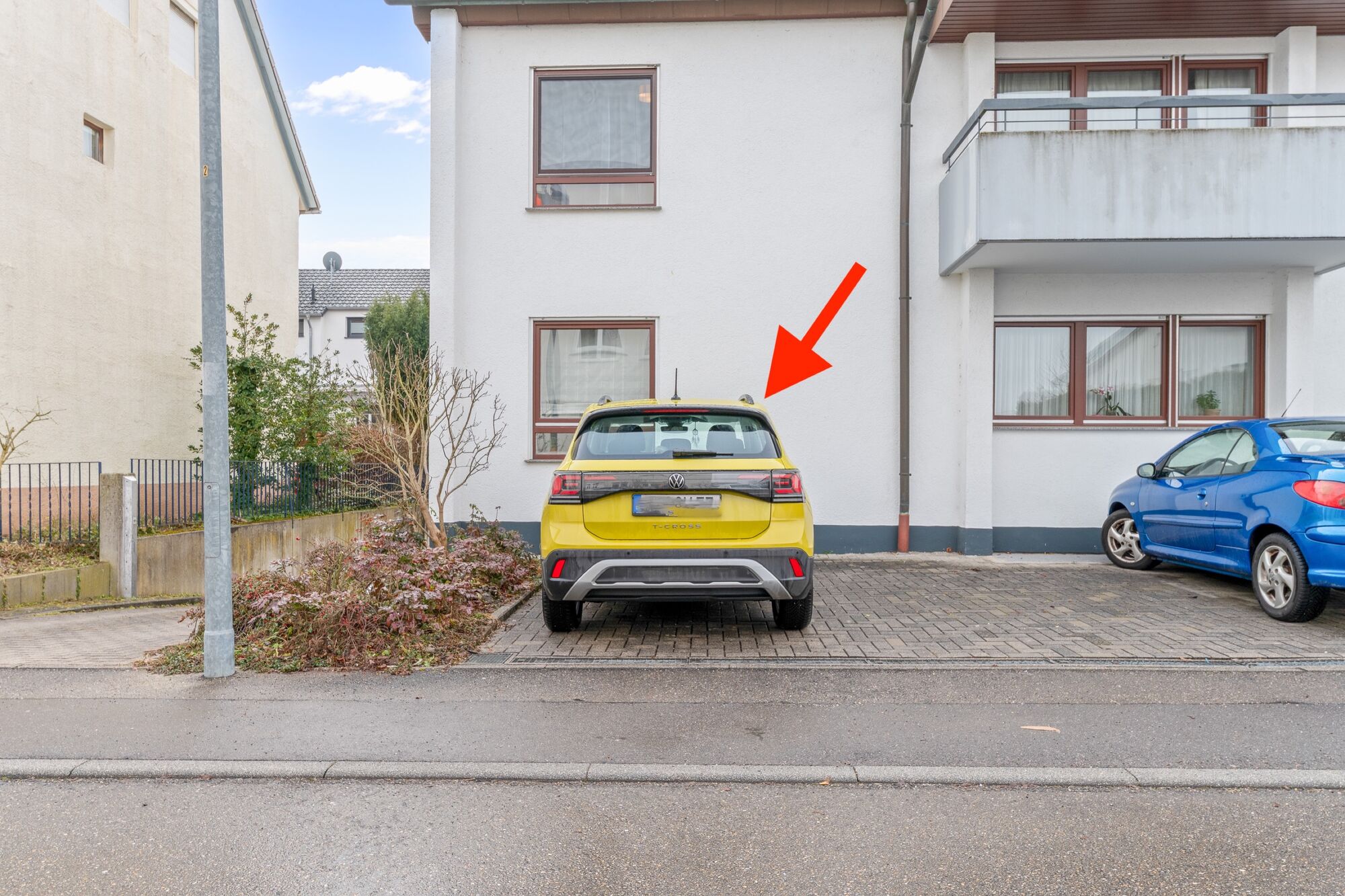 Kostenloser Parkplatz direkt vor dem Haus, auch für Transporter geeignet.