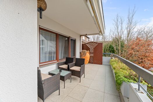Großer Südbalkon mit Sitzmöbeln und Rauchermöglichkeit.