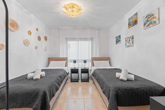 Schlafzimmer 3 mit zwei hochwertigen Boxspringbetten. Die Betten können wahlweise einzeln oder als komfortables Doppelbett gestellt werden.