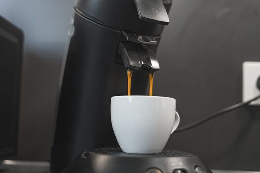  Du: Mache mir die Bildbeschreibungen für Monteuerzimmer.de. Ich lade die Fotos nacheinander hoch. ChatGPT: Perfekt 👍 Laden die Fotos einfach nacheinander hoch, ich mache dir passgenaue Bildbeschreibungen für Monteurzimmer.de. So arbeite ich dabei (damit du weißt, was du bekommst): SEO-optimiert für Monteure & Firmen (klar, sachlich, vertrauensbildend) Fokus auf Funktion, Sauberkeit, Schlafkomfort & Ausstattung Keine Airbnb-Romantik, sondern buchungsrelevante Fakten Kurz & knackig (genau so, wie Monteurzimmer.de es mag) 👉 Einfach erstes Foto hochladen, ich lege direkt los. Wenn du willst, kann ich die Texte später auch vereinheitlichen (gleicher Stil über alle Zimmer). Du: Hochgeladenes Bild ChatGPT: Hier ist eine passende Bildbeschreibung für Monteurzimmer.de – sachlich, klar, buchungsrelevant: Helles Wohn- und Esszimmer mit Smart-TV und Netflix. Großer Flachbildfernseher, Sitzbereich sowie Esstisch für gemeinsame Mahlzeiten. Offene Kleiderständer und Regale bieten ausreichend Stauraum für längere Aufenthalte. Viel Tageslicht durch große Fensterfront. 👉 Lade gern das nächste Foto hoch, dann mache ich direkt weiter. Du: Bitte kürzer ChatGPT: Klar 👍 Helles Wohn- und Esszimmer mit Smart-TV und Netflix, Esstisch und viel Tageslicht. Du: Hochgeladenes Bild ChatGPT: Großer Esstisch mit Sitzplätzen für mehrere Personen, hell und freundlich eingerichtet. Du: Hochgeladenes Bild ChatGPT: Voll ausgestattete Küche mit Herd, Backofen, Kühlschrank und Arbeitsfläche. Du: Hochgeladenes Bild ChatGPT: Moderne Küche mit Mikrowelle, Kaffeemaschine, Wasserkocher und Toaster. Du: Hochgeladenes Bild ChatGPT: Komplett ausgestattete Küche mit Besteck und Küchenutensilien. Du: Hochgeladenes Bild ChatGPT: Kaffeemaschine für schnellen Kaffee oder Espresso.