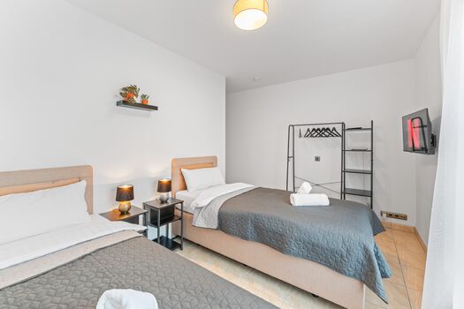 Schlafzimmer 2 mit zwei hochwertigen Boxspringbetten. Die Betten können wahlweise einzeln oder als komfortables Doppelbett gestellt werden.