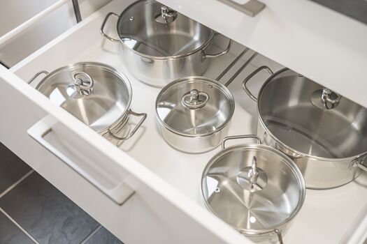 Kochgeschirr mit Töpfen und Pfannen in verschiedenen Größen.