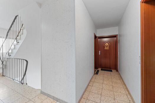 Hausflur 1. Obergeschoss und gekennzeichneter Wohnungstür.