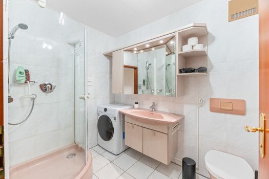 Modernes Badezimmer mit einem WC und Waschtrockner.