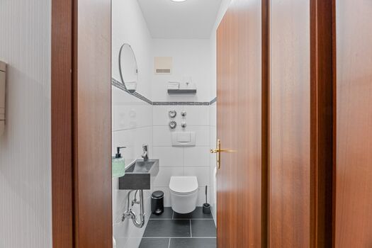 Separates WC mit Waschbecken.