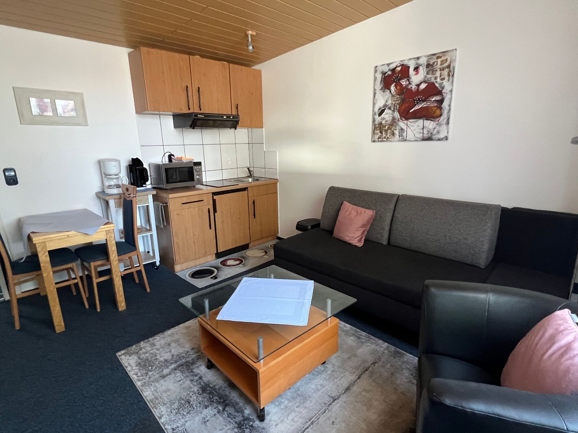 Wohn-Esszimmer mit Küchenzeile, 2-Raumappartement Stadvilla Fischerweg 1a