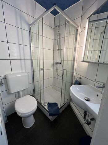 Bad mit Dusche und WC
