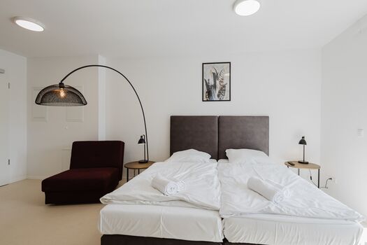 Unser Bett und ein Schlafsessel