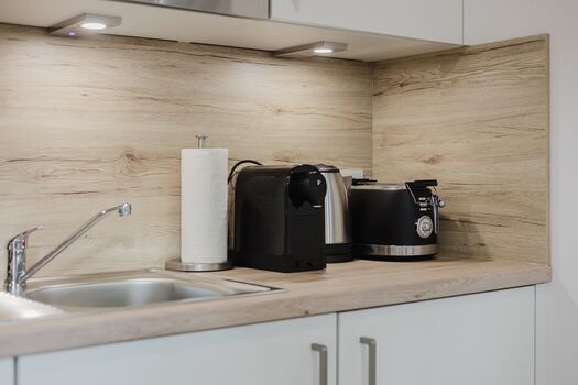 Vollausgestatte Küche mit Kaffemaschine, Toaster und Wasserkocher