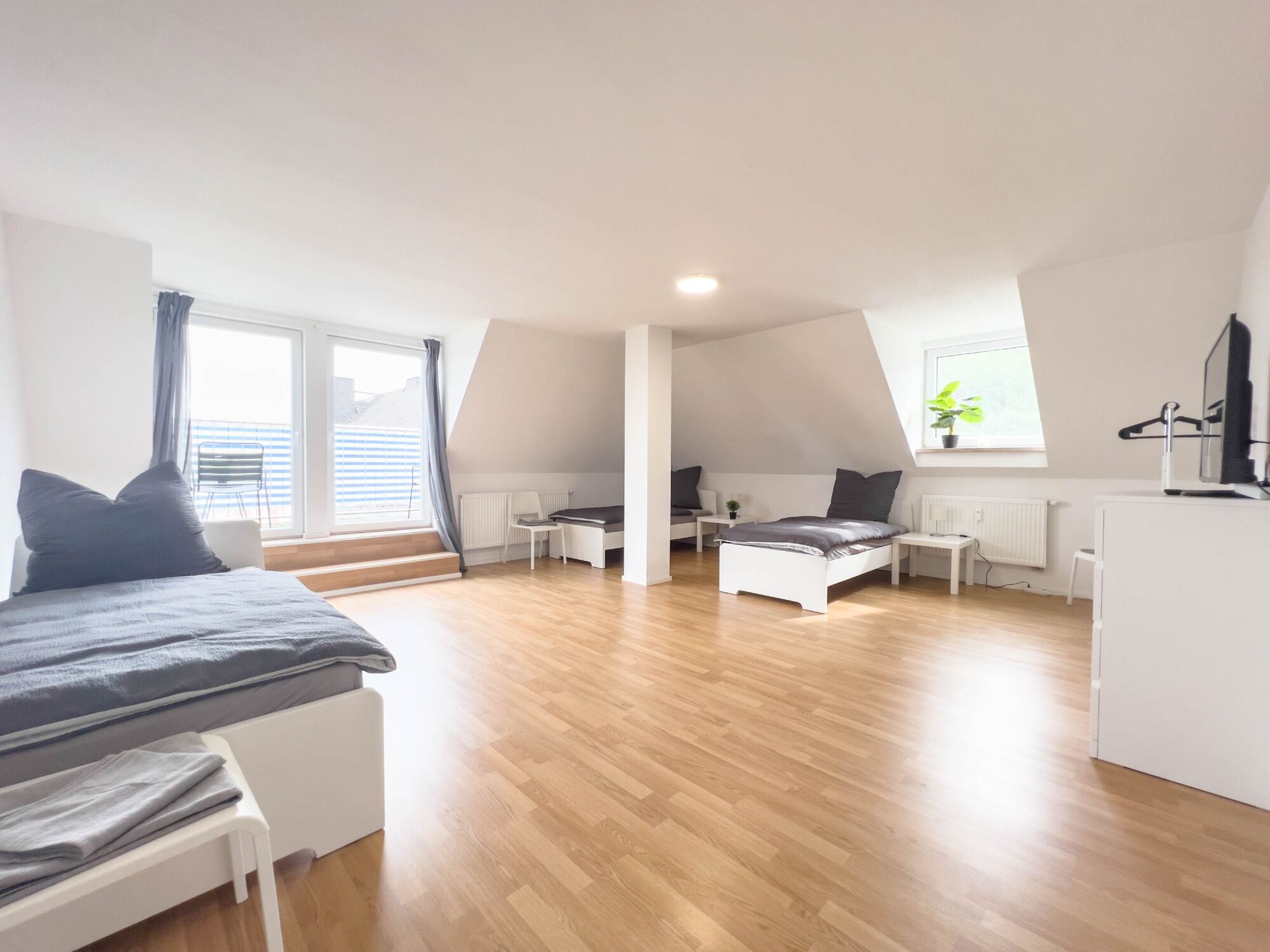 Helle Schlafzimmer mit Einzelbetten