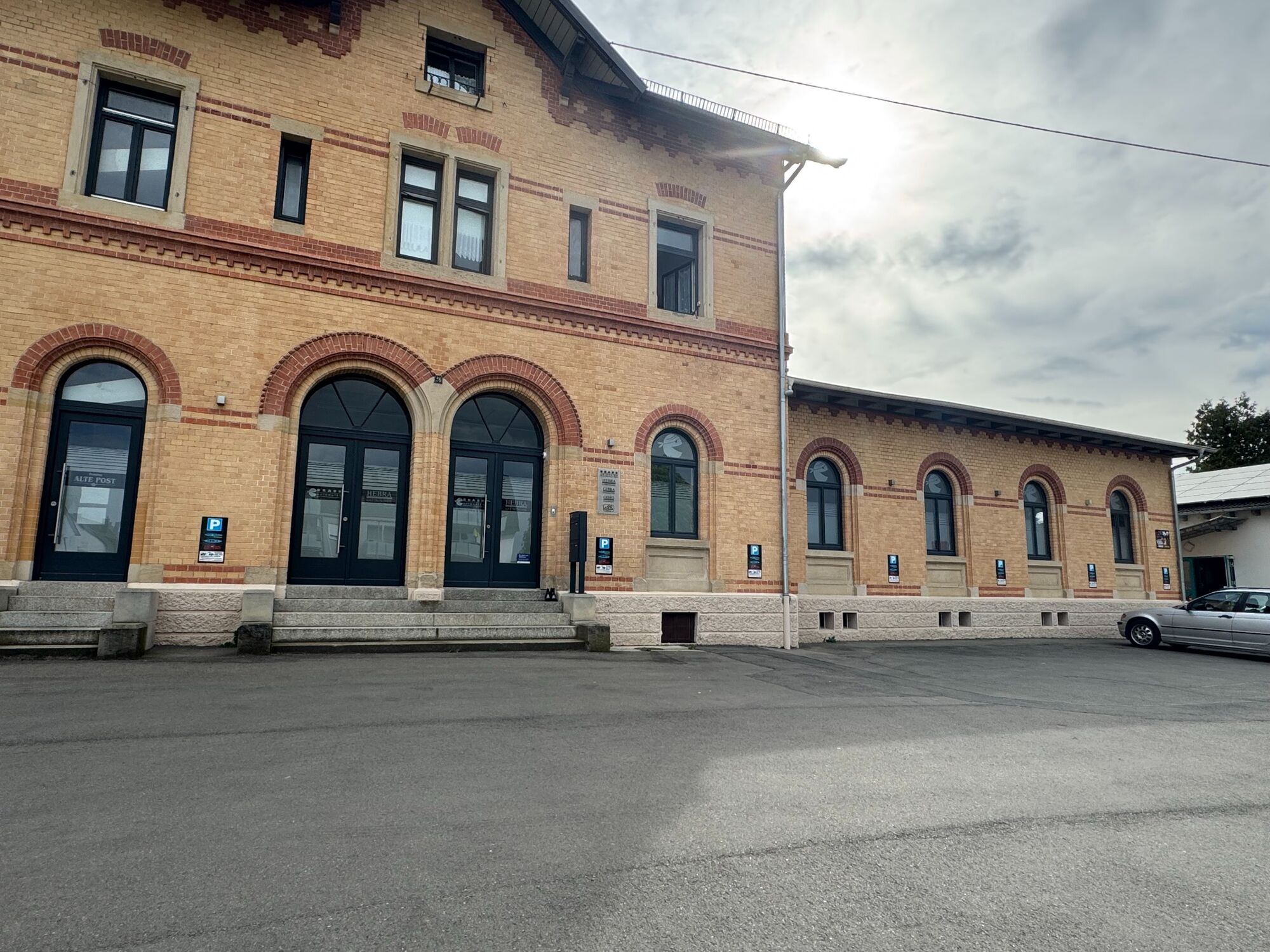 Gästehaus - Aussenansicht mit zahlreichen Parkmöglichkeiten