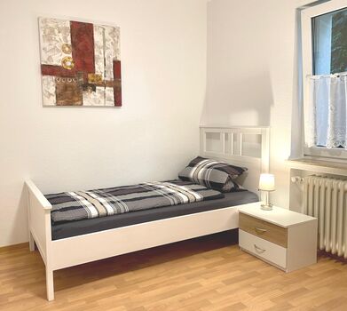 Balkon und Parkplätze | 3-12 Personen | Einzelzimmer möglich Bild 1