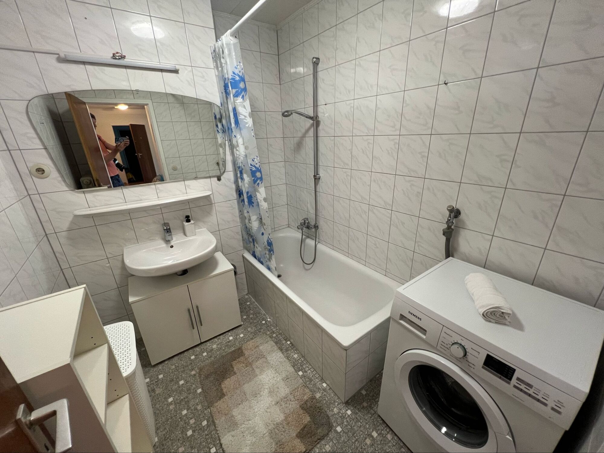 Badezimmer mit Waschmaschine