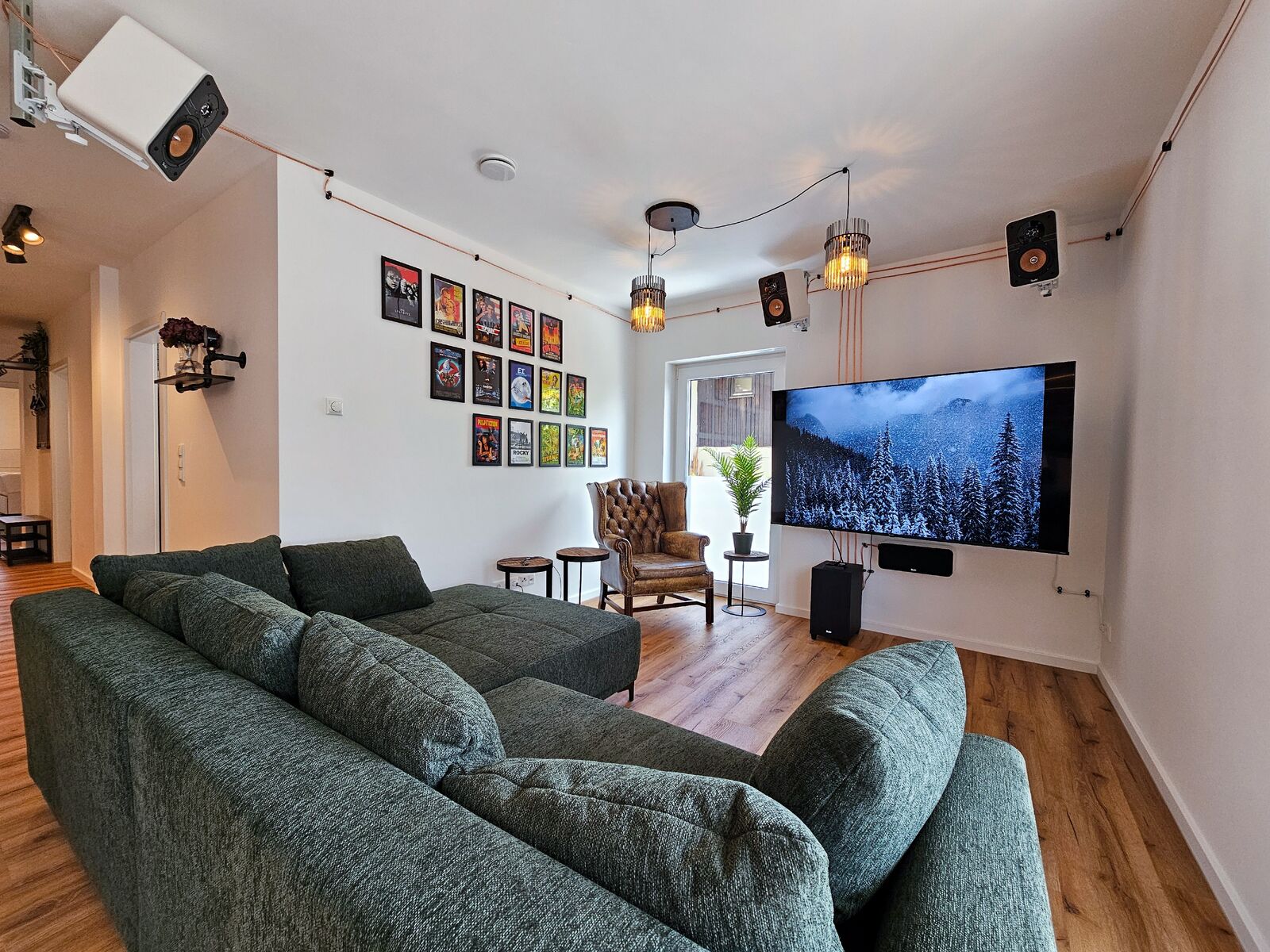 Schlafsofa (140 cm für 2 Personen) & 5.1 Surround-Heimkino