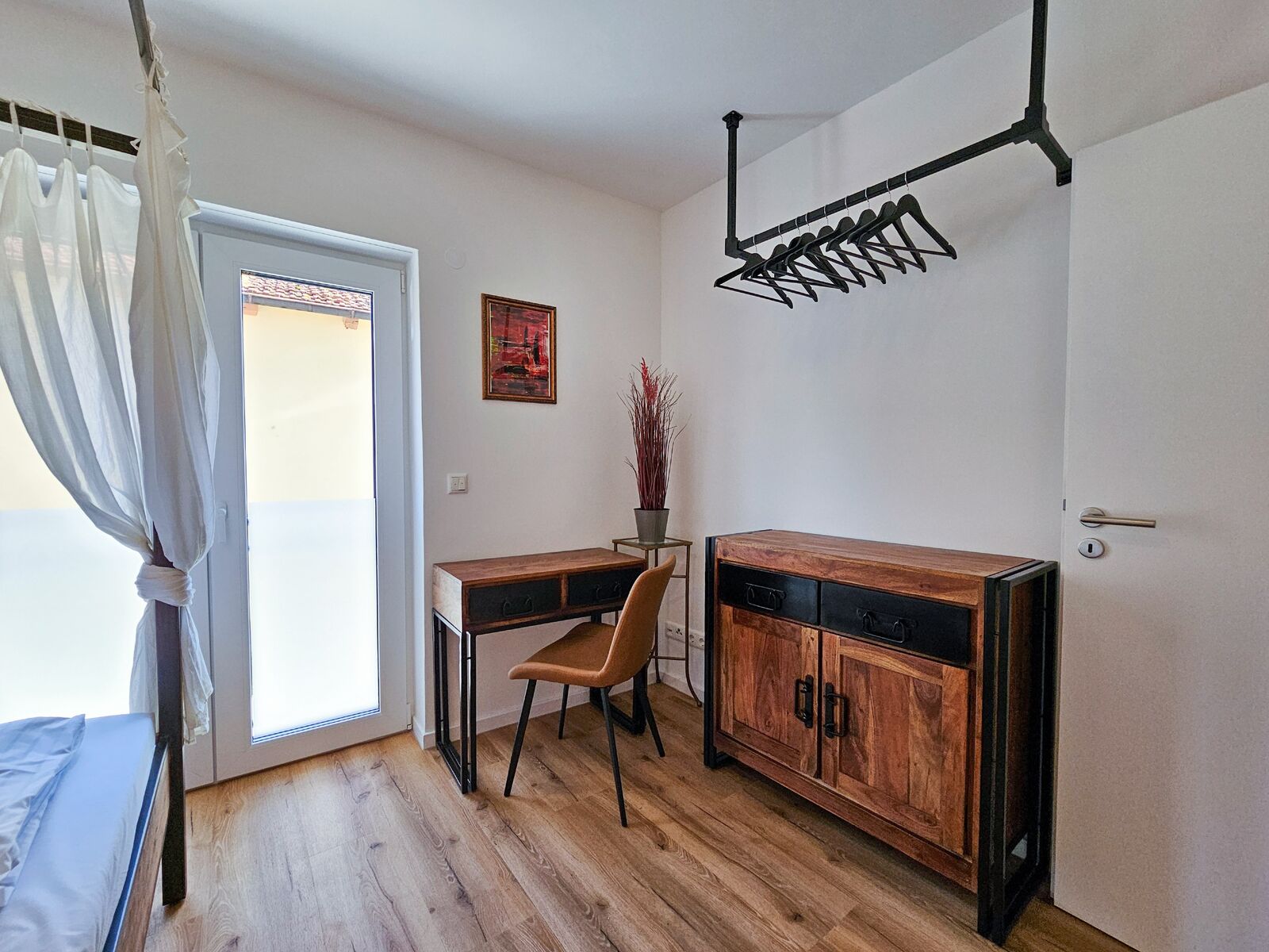 Schlafzimmer 2: Kleiner, separater Arbeitsplatz