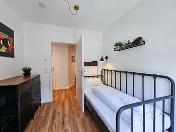 Alle Schlafzimmer haben Kommoden und Möglichkeiten Kleidung aufzuhängen