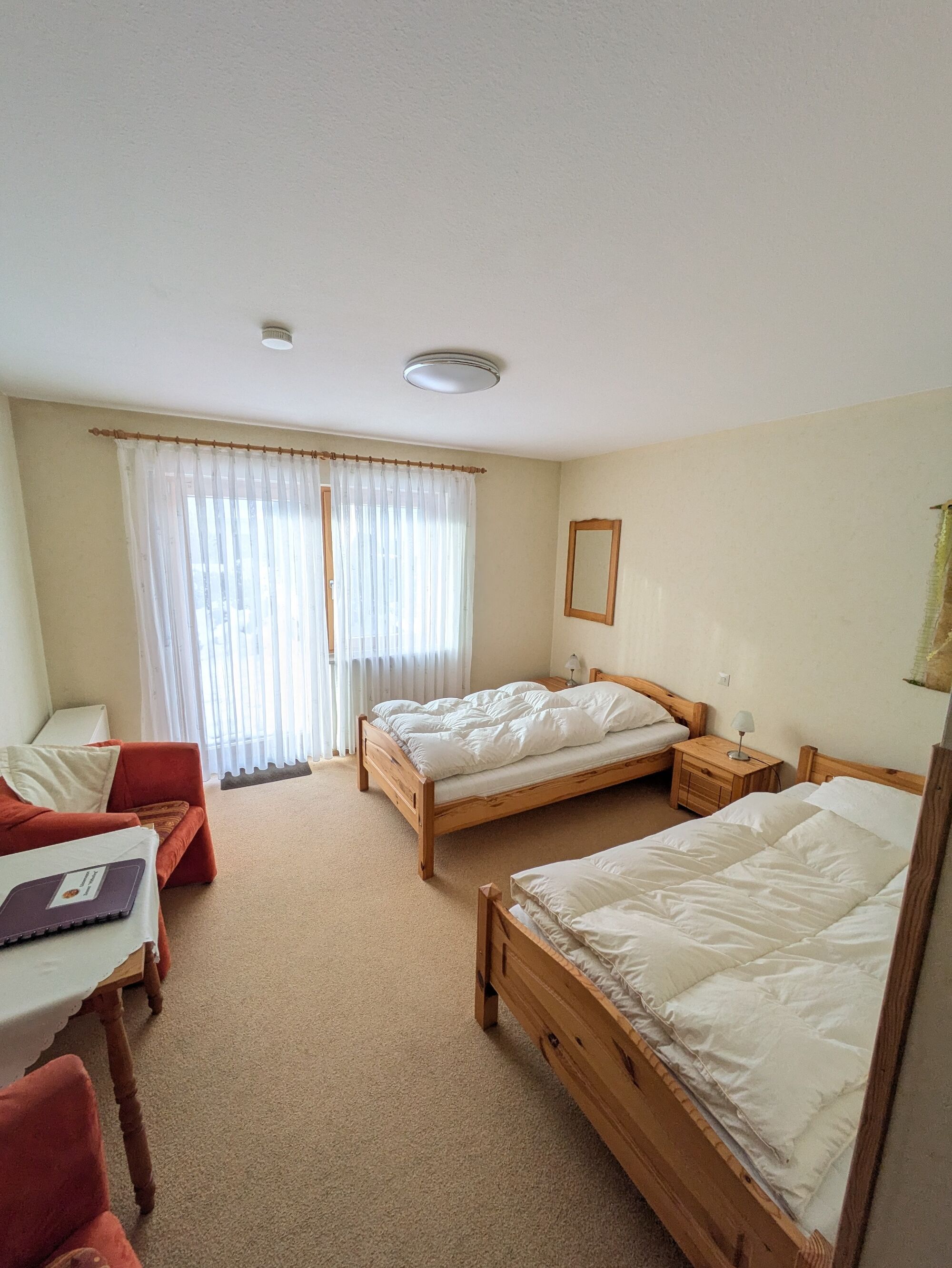 Eines der 3 hellen und sauberen Zimmer.