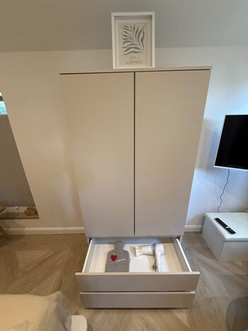 Kleiderschrank mit Safe