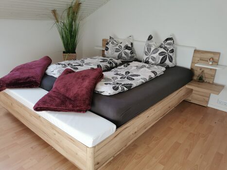 Doppelbett mit Bettkasten