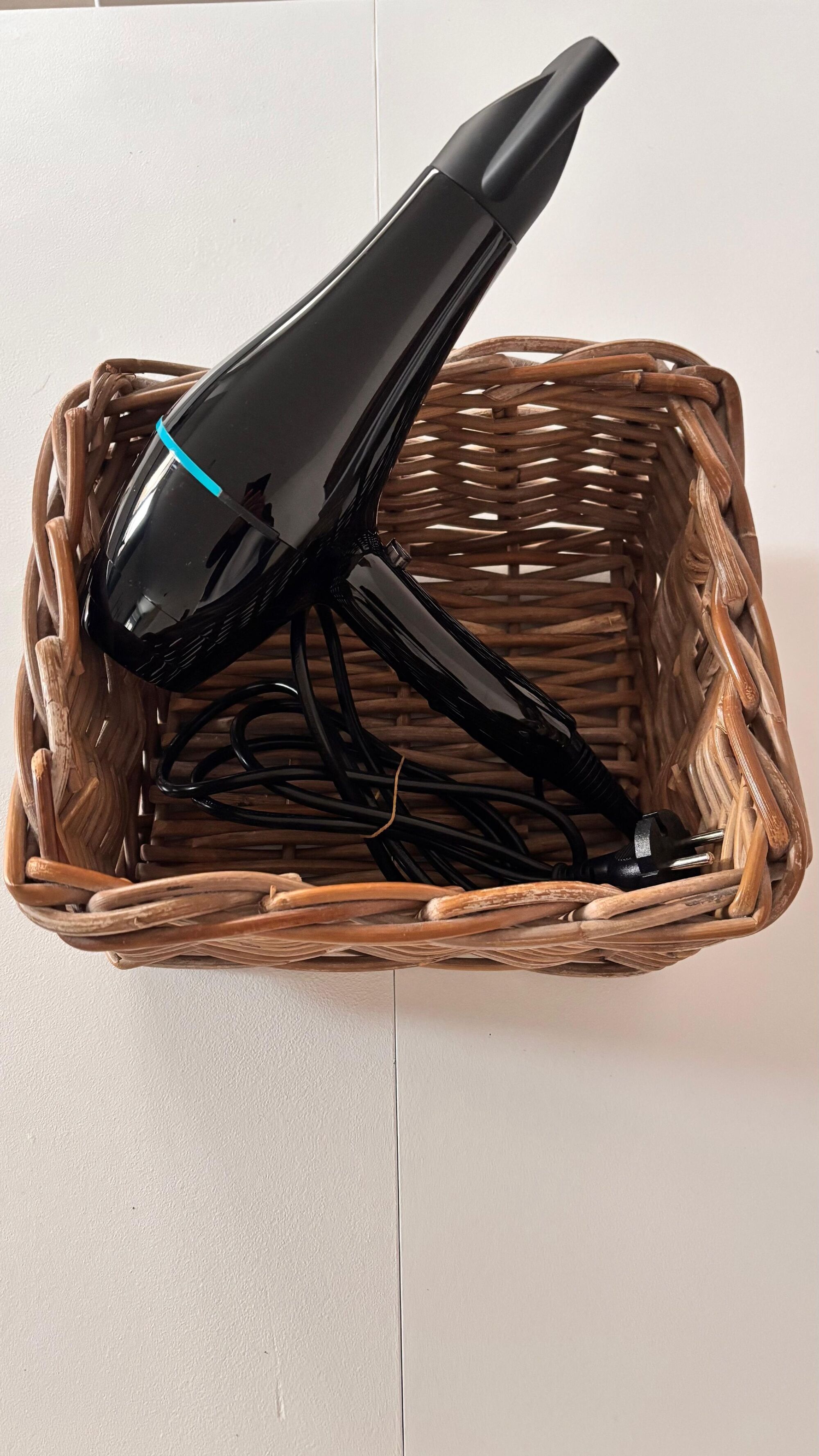 Ein Fön steht Ihnen zur Verfügung