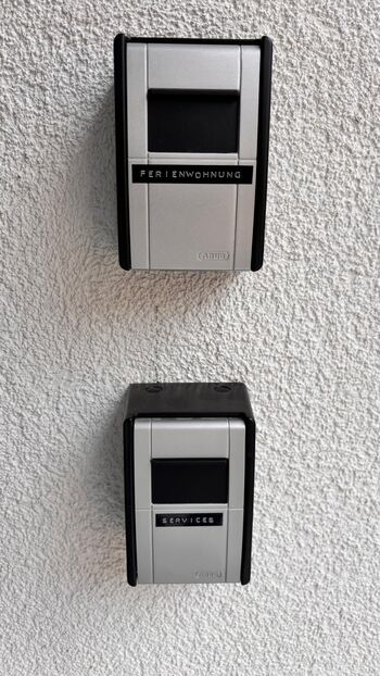 Die Schlüsselbox für die Ferienwohnung ist oben