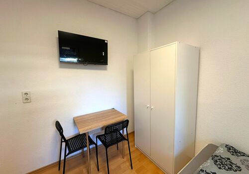 Fernseher und Sitzecke im Schlafzimmer