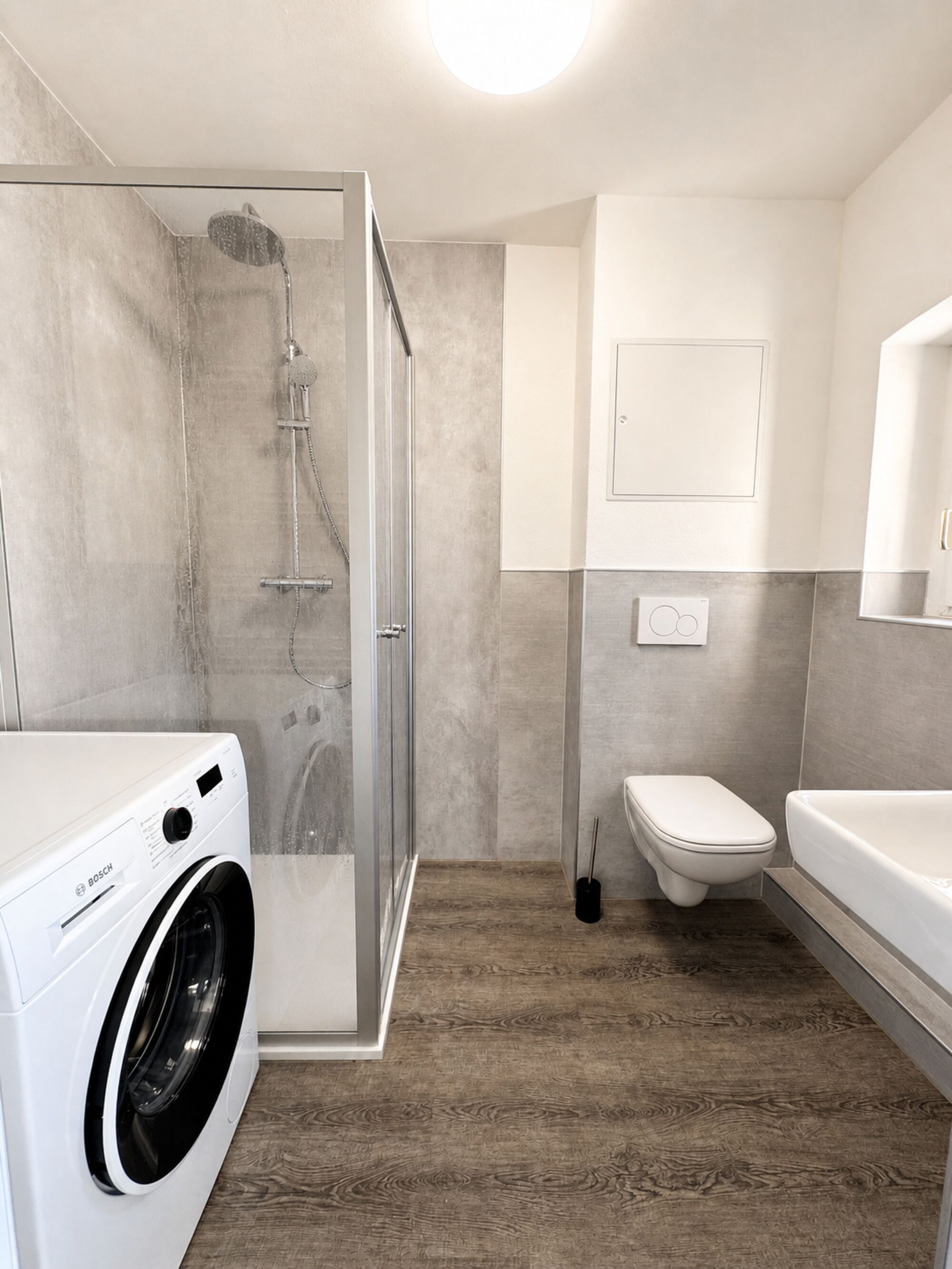 Duschbad mit WC und Waschmaschine – Hoyerswerda, Dresdener Straße