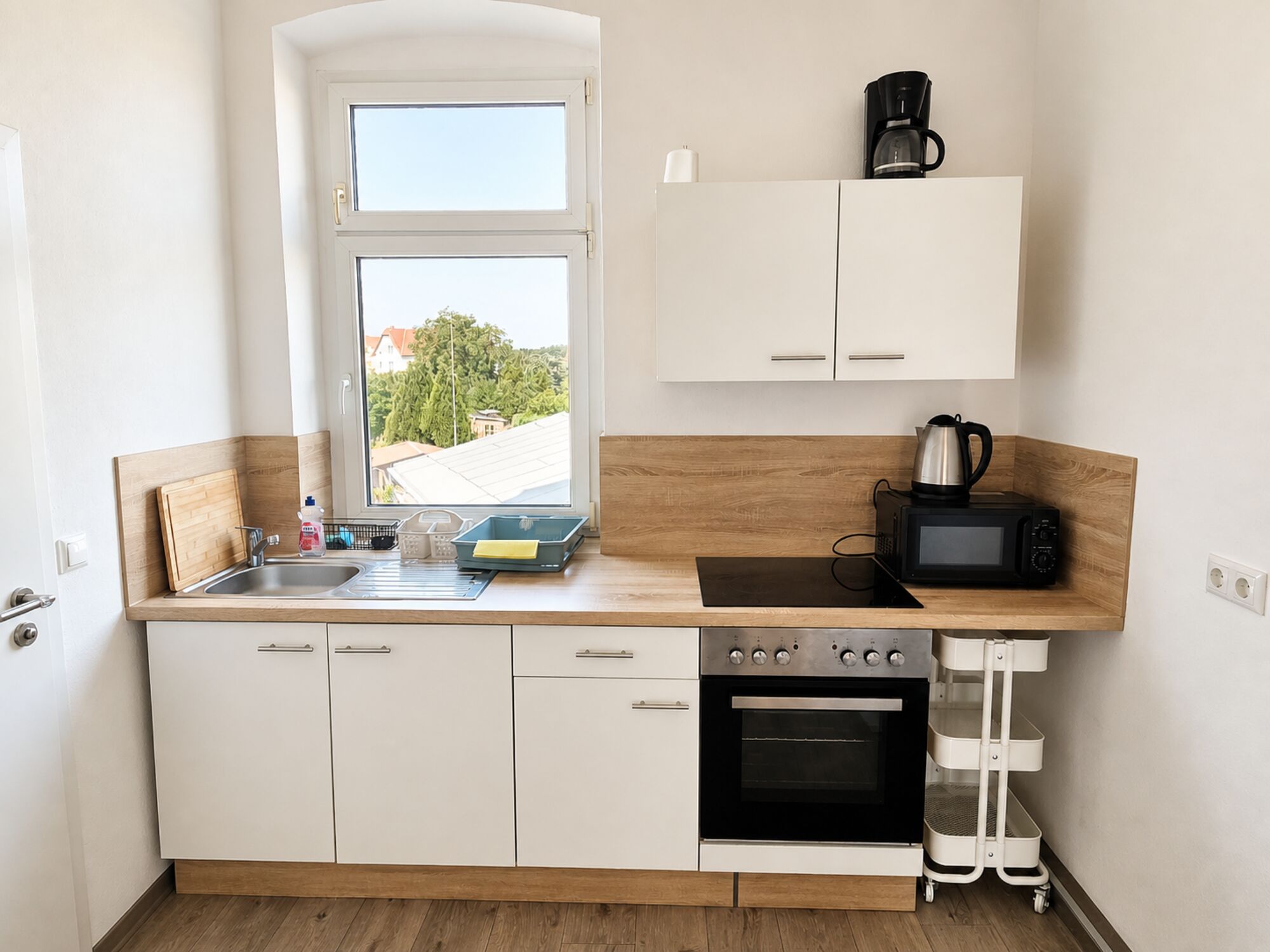 Küche mit Herd, Backofen und Mikrowelle – Hoyerswerda, Dresdener Straße