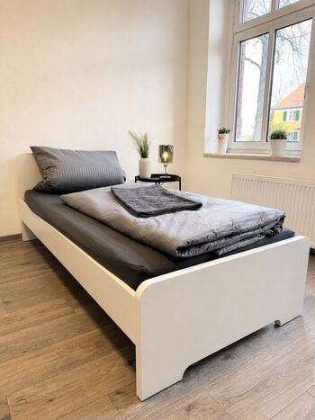 Schlafzimmer mit Einzelbett – Hoyerswerda, Dresdener Straße