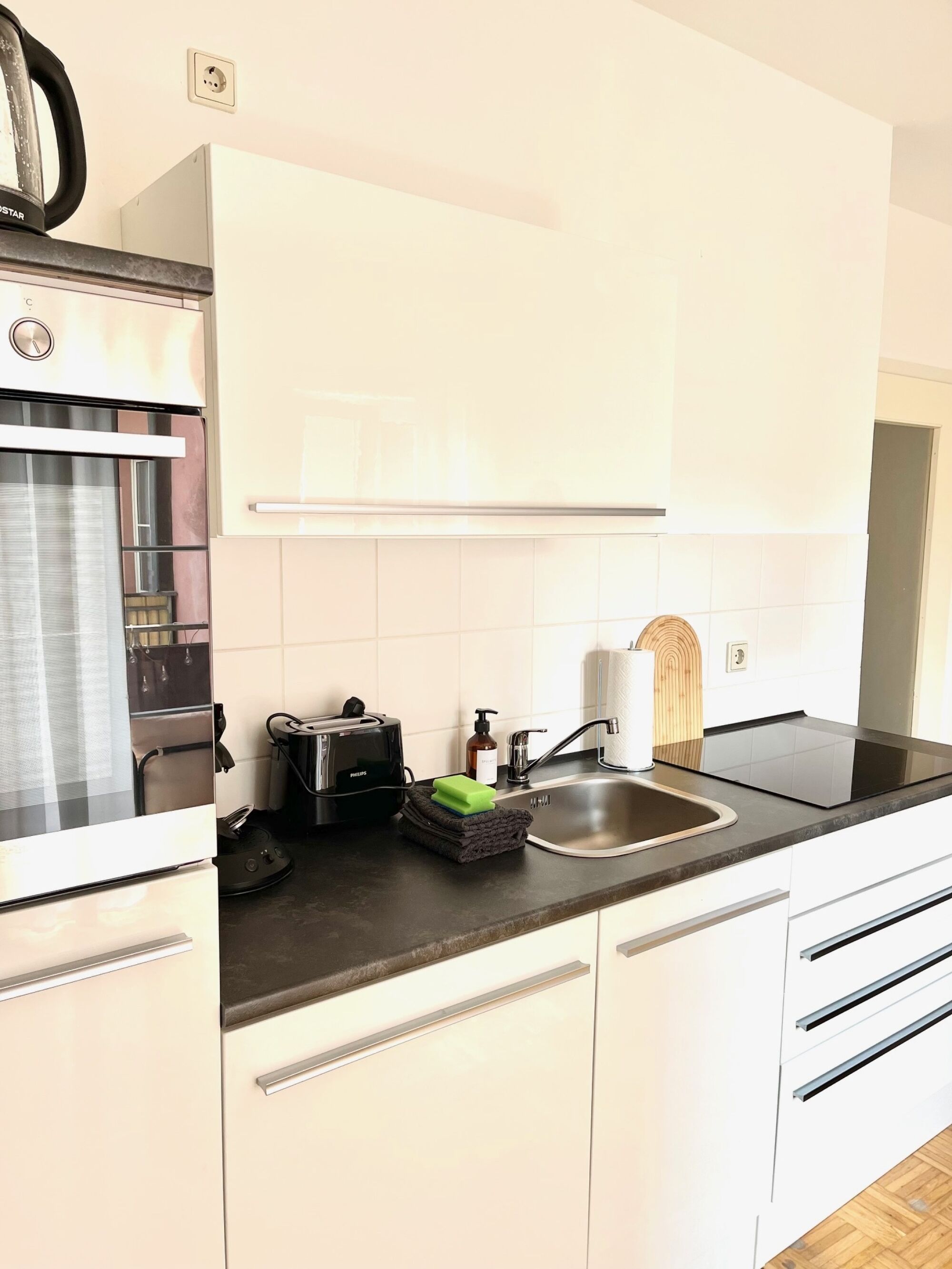Küche mit Backofen und Spühlmaschine