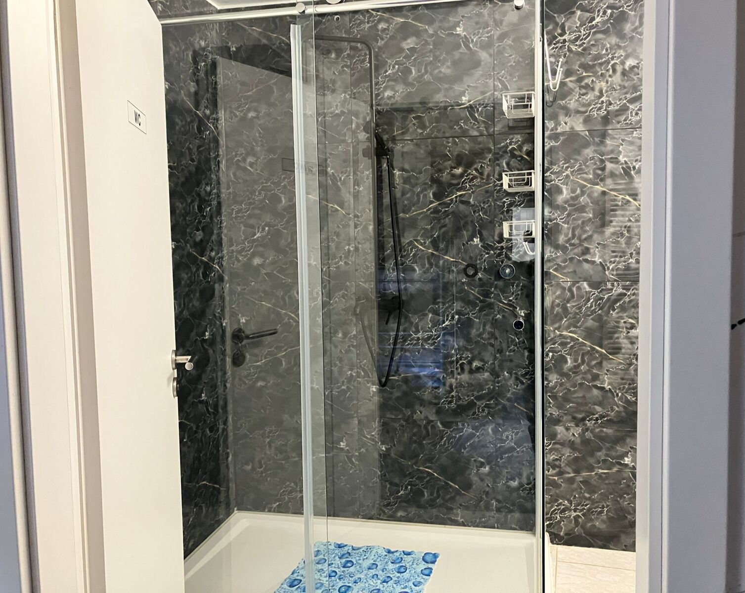 Geräumige Dusche Zimmer Nr. 3