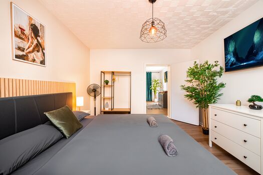 Helles Schlafzimmer mit Doppelbett