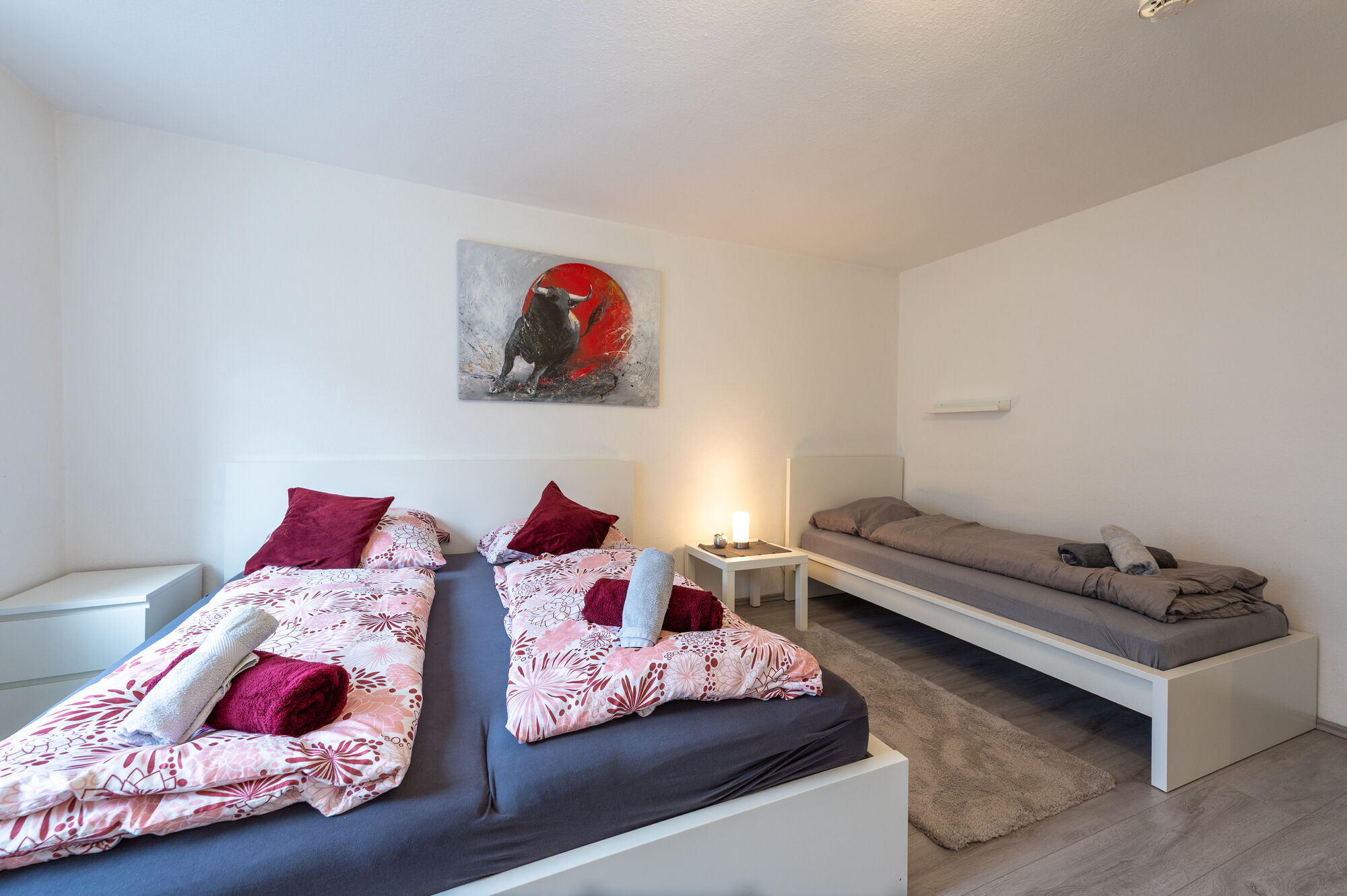 Wohnung 2: Doppelbett + Einzelbett (Schlafzimmer)