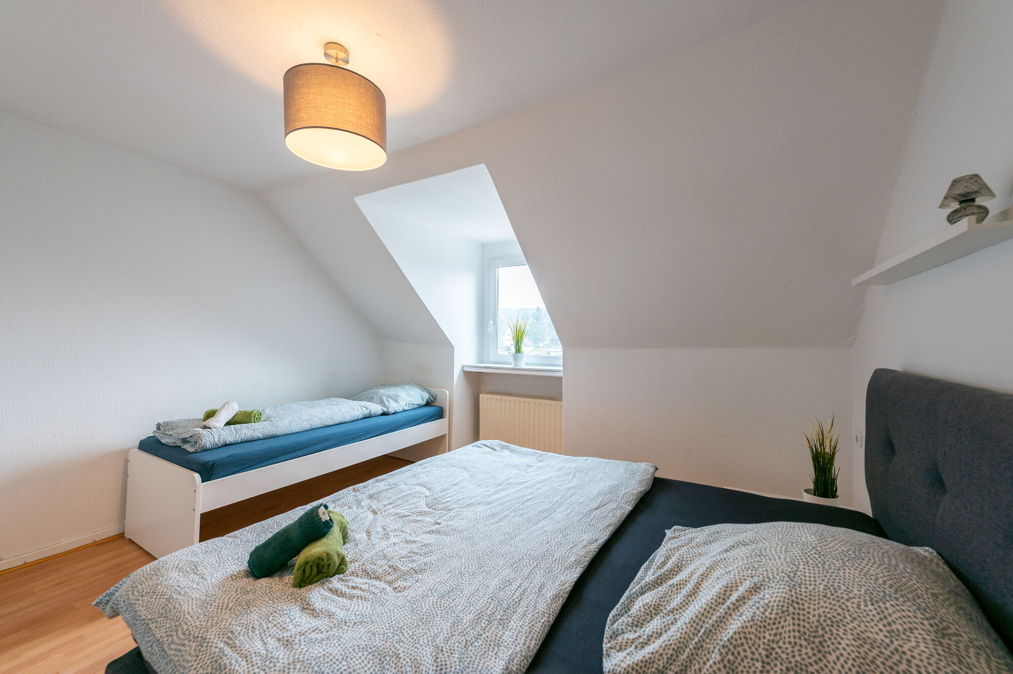 Wohnung 1: Doppelbett + Einzelbett (Schlafzimmer 2)