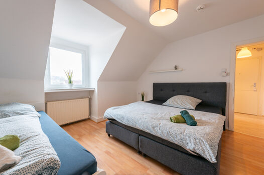 Wohnung 1: Doppelbett + Einzelbett (Schlafzimmer 2)