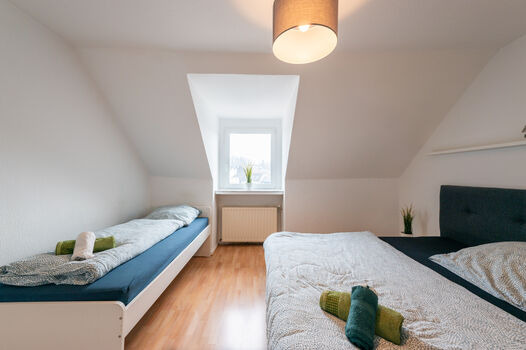 Wohnung 1: Doppelbett + Einzelbett (Schlafzimmer 2)