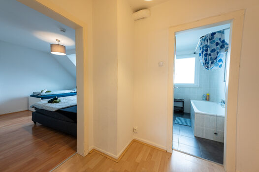 Wohnung 1: Flur mit Zugang zum Bad