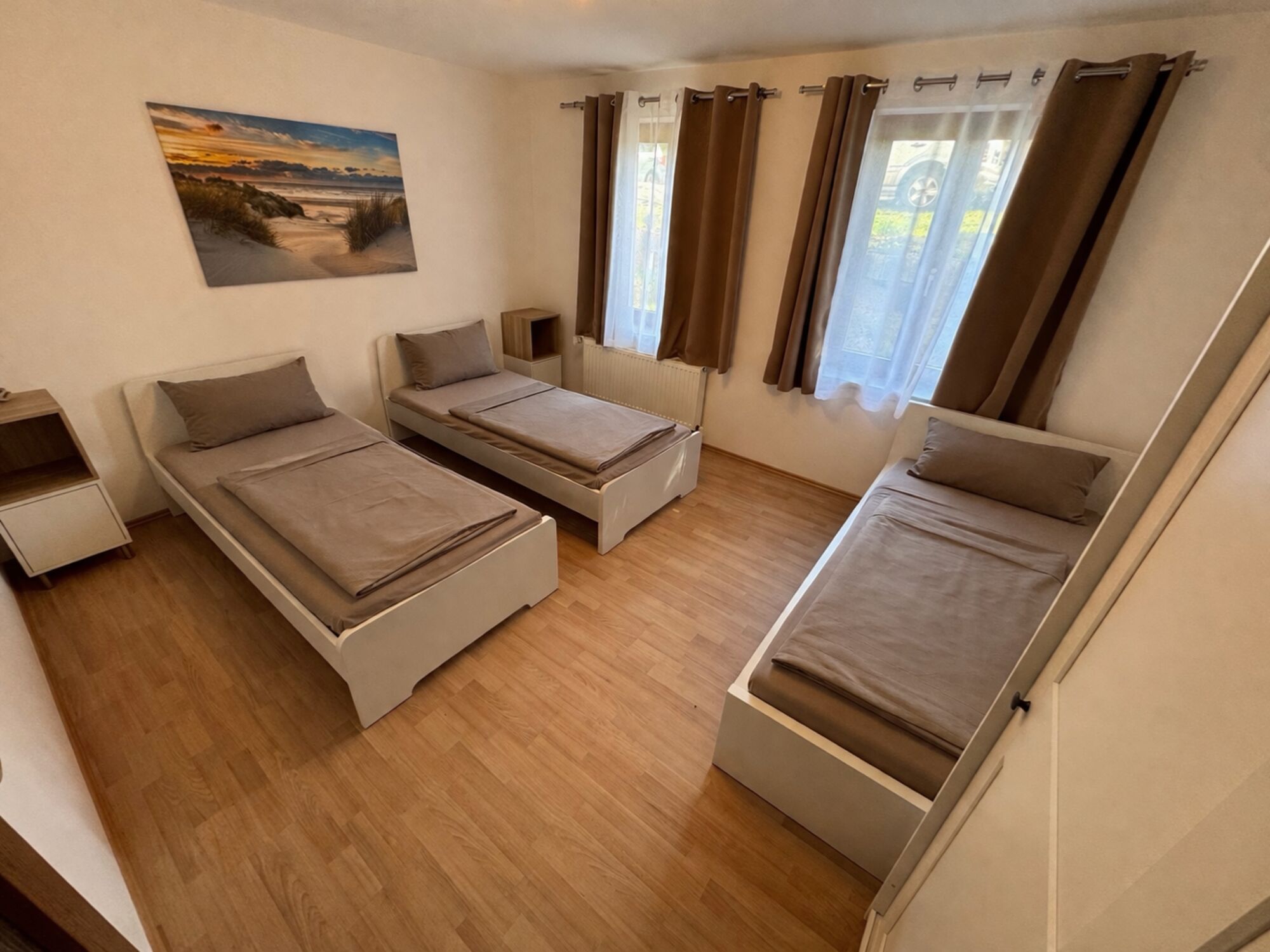 Großes Schlafzimmer mit drei Betten und Kleiderschrank